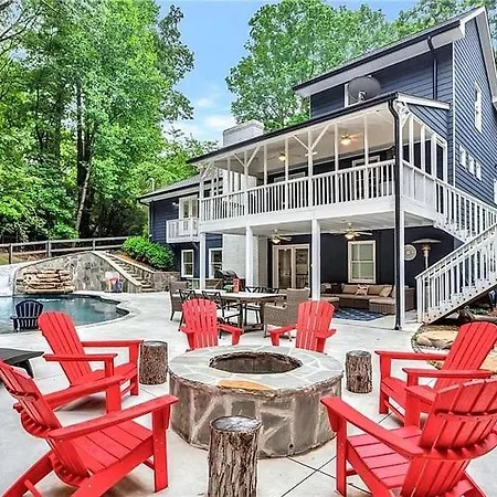 Georgia Lakeside Getaway With Private Heated Pool